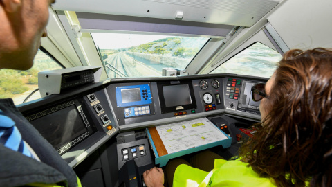 Vista del puesto de conducción del tren de pruebas "Séneca" que realiza el recorrido Antequera-Granada en el que el ministro de Fomento, José Luis äbalos, ha viajado para comprobar la evolución de los trabajos para la puesta en servicio de 