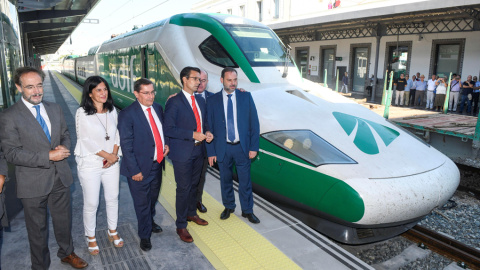 El ministro Fomento, Jose Luis Ábalos (d), la subdelegada del Gobierno en Granada, Inmaculada Calahorro (2i), el consejero andaluz de Fomento y Vivienda, Felipe López (i), el alcalde de Granada, Francisco Cuenca (2d), el presidente de Diput