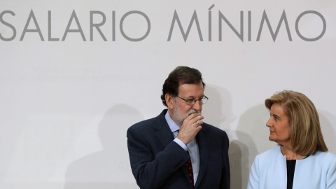 El presidente del Gobierno, Mariano Rajoy, y la ministra de Empleo y Seguridad Social, Fátima Báñez, durante la firma del acuerdo para la subida del SMI. EFE/Ballesteros