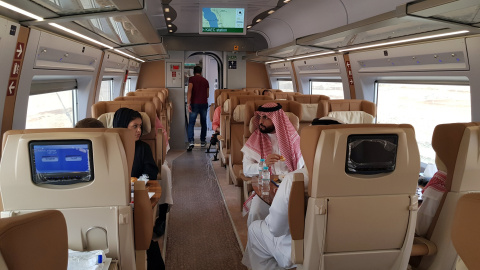 Varias personas en interior del  tren de alta velocidad (AE) a la Meca, en la localidad de Yeda (Arabia Saudí). REUTERS/Stephen Kalin