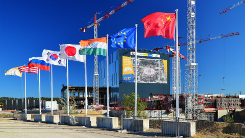 Las banderas de los socios del proyecto ITER ondean junto a uno de los edificios principales en Cadarache (Francia). / ITER ORGANISATION