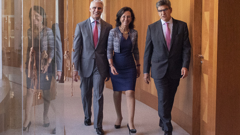 La presidenta de Banco Santander, Ana Botín, flanqueada por Andrea Orcel, nuevo conasejero delegado de la entidad, y José Antonio Álvarez, su antecesor, en la Ciudad Financiera del grupo.