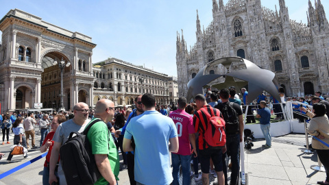 Aficionados se reúnen en la Piazza del Duomo en Milán, donde el sábado se celebra  la final de la Liga de Campeones entre el Real Madrid y el Atlético de Madrid, en el estadio Giuseppe Meazza. EFE/DANIEL DAL ZENNARO