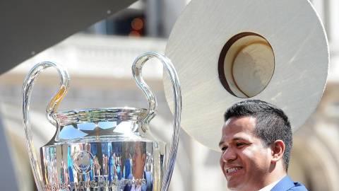 Un aficionado posa junto al trofeo de la Liga de Campeones en la Piazza del Duomo en Milán. EFE/DANIEL DAL ZENNARO