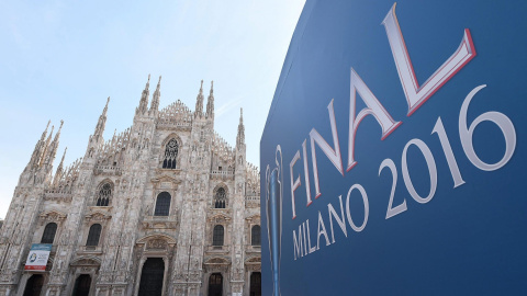 Vista de una cartel de la UEFA en la Piazza del Duomo en Milán. EFE/DANIEL DAL ZENNARO