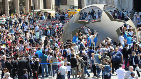 Aficionados se reúnen en la Piazza del Duomo en Milán, donde se celebra la final de la Liga de Campeones entre el Real Madrid y el Atlético de Madrid. EFE/DANIEL DAL ZENNARO