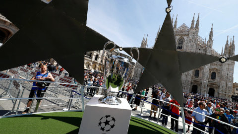 La copa de la Champions League eshibida en la Piazza del Duomo, de Milan. REUTERS/Pawel Kopczynski