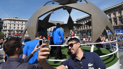 Un aficionado se hace un selfi en en la Piazza del Duomo en Milán donde el sábado se celebra la final de la Liga de Campeones entre el Real Madrid y el Atlético de Madrid. EFE/DANIEL DAL ZENNARO