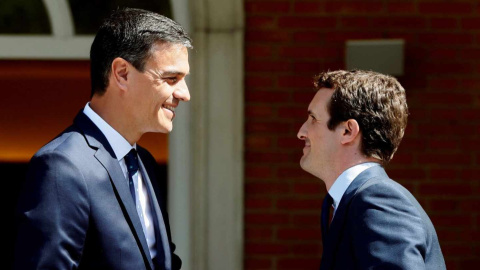 Pedro Sánchez (i) y Pablo Casado (d) antes de su reunión en Moncloa. EFE