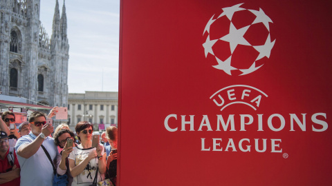 Aficionados se reúnen en la Piazza del Duomo en Milán. La final de la Liga de Campeones entre el Real Madrid y el Atlético de Madrid se celebrará el sábado en el estadio Giuseppe Meazza. EFE/CHRISTIAN BRUNA