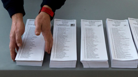 13/02/2021. Operarios realizan este sábado los preparativos de las elecciones en un colegio electoral de Sant Andreu, en Barcelona. - EFE