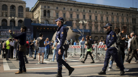 Agentes de policía italianos patrullan la Piazza del Duomo en Milán, donde se concentran los aficionados de cara a la final de la Liga de Campeones entre el Real Madrid y el Atlético de Madrid del sábado. EFE/CHRISTIAN BRUNA