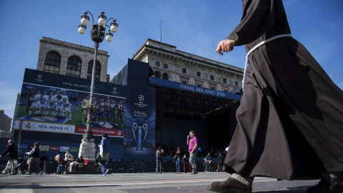 Aficionados se reúnen en la Piazza del Duomo en Milán. La final de la Liga de Campeones entre el Real Madrid y el Atlético de Madrid se celebrará el sábado en el estadio Giuseppe Meazza. EFE/CHRISTIAN BRUNA