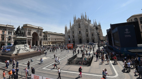 Los aficionados se reúnen en la Piazza del Duomo en Milán, donde el sábado se disputa la final de la Liga de Campeones entre el Real Madrid y el Atlético de Madrid, en el estadio Giuseppe Meazza de Milán. EFE/DANIEL DAL ZENNARO