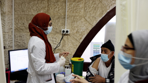 Personal médico se prepara para vacunar a personas en Jerusalén.