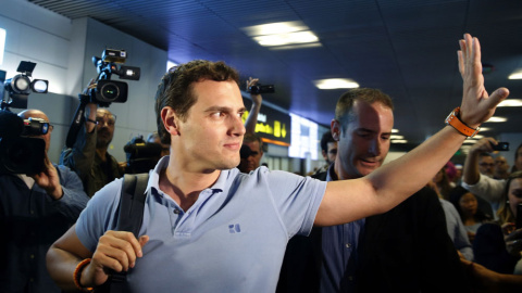 Albert Rivera, a su llegada al aeropuerto de Madrid tras su viaje a Venezuela. EFE