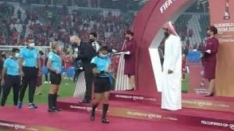 "El fútbol como blanqueador de basura": críticas a la FIFA por este desplante machista del jeque de Qatar a dos árbitras