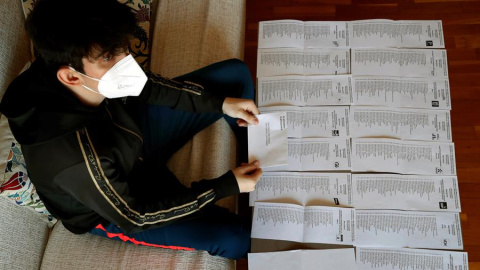 Sergi, un joven de 18 años, llamado a votar por primera vez en las elecciones del 14-F.