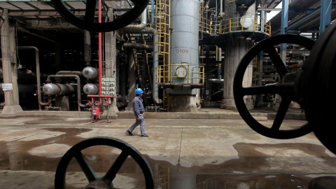 Un trabajador camina por las instalaciones de una refinería en Wuhan, en la provincia china de Hubei. REUTERS/Stringer