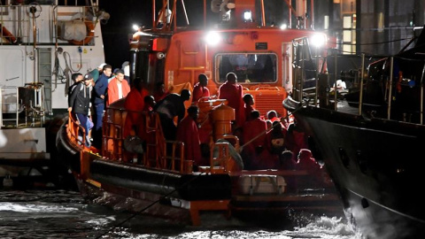 22/09/2018.- LLegan al puerto de Almería los 77 inmigrantes que Salvamento Marítimo rescató hoy en el Mar de Alborán cuando navegaban en dos pateras. EFE/Carlos Barba.