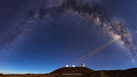 Los láseres de los dos telescopios Keck, propagándose en dirección al centro galáctico. / ETHAN TWEEDIE