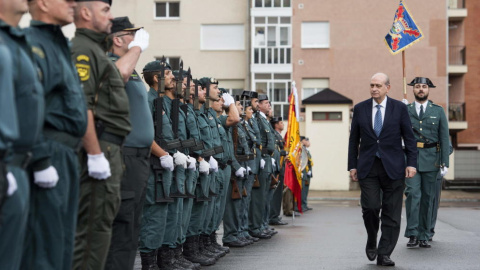 El ministro del Interior, Jorge Fernández Díaz (d), pasa revista a su llegada a los guardias civiles del cuartel de Vitoria. EFE