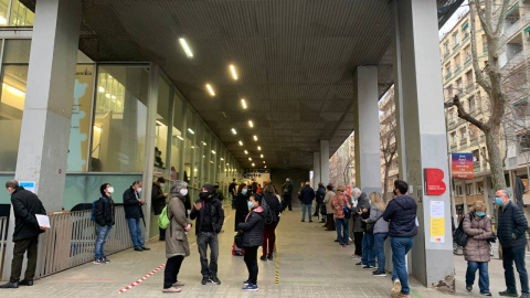 Votants al Centre Cívic de la Sagrada Família.