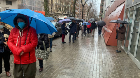 Cua a fora del Mercat de la Sagrada Família.