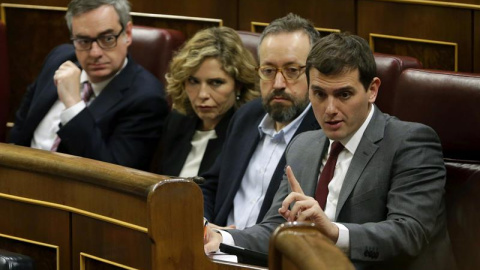 El presidente de Ciudadanos, Albert Rivera (d), con otros diputados y miembros de la Ejecutiva de su formación, en sus escaños del Congreso. Archivo EFE