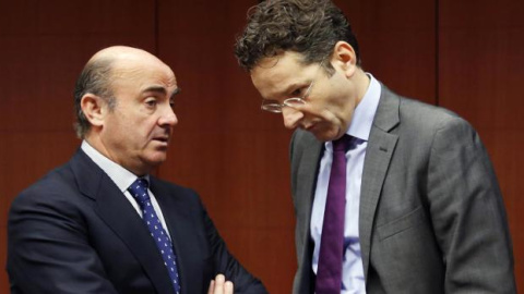 El ministro de Economía, Luis de Guindos, y su homólogo holandés, Jeroen Dijsselbloem, en una reunión del Eurogrupo, en Bruselas. REUTERS