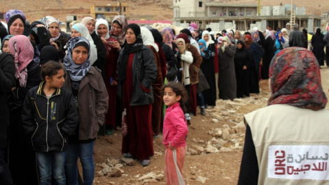 Refugiados sirios esperan a ser registrados antes de poder acceder a Líbano. - AFP