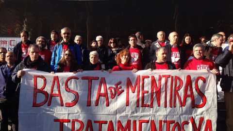 Integrantes de la Plataforma de Afectados por la Hepatitis C minutos antes de ocupar el Doce de Octubre