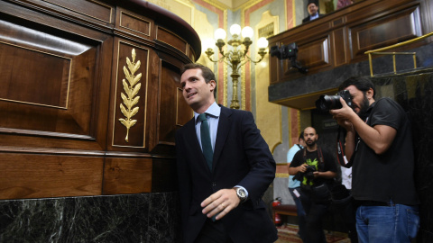 El presidente del PP, Pablo Casado, a su entrada al hemiciclo, para asistir al pleno del Congreso de los Diputados. EFE/Fernando Villar