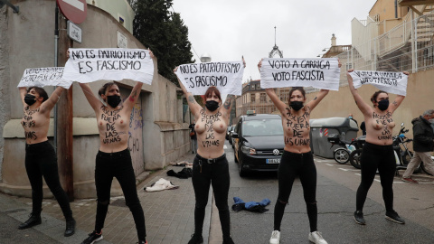 Las activistas de Femen se manifiestan con pancartas. - Reuters