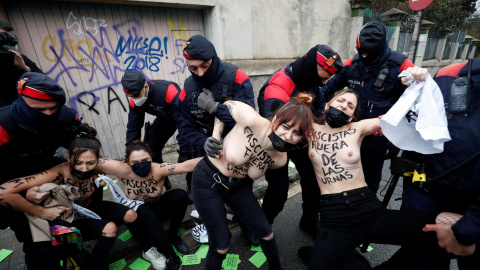 Los Mossos d'Esquadra detienen a activistas de Femen que se manifestaban contra el candidato del partido de extrema derecha. - Reuters