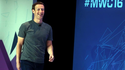 El creador de Facebook, Mark Zuckerberg al inicio de su conferencia en el Congreso Mundial de Móviles que se celebra desde este lunes hasta este jueves en el recinto Gran Vía de Fira de Barcelona. EFE/Toni Albir