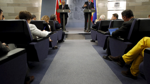 El presidente del Gobierno, Mariano Rajoy, con el primer ministro de Marruecos, Abdelilah Benkirane, durante la rueda de prensa que han ofrecido en el Palacio de la Moncloa. REUTERS/Susana Vera