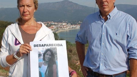 Los padres de Diana Quer mostrando una fotografía de su hija, desaparecida desde hace casi tres meses.