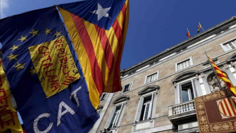 Una 'estelada' colgada cerca de un edificio público / EFE