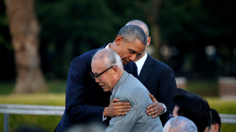 El presidente de EEUU, Barak Obama, abraza a un superviviente de la bomba atómica de Hiroshima, Shigeaki Mori, hoy en Japón. REUTERS