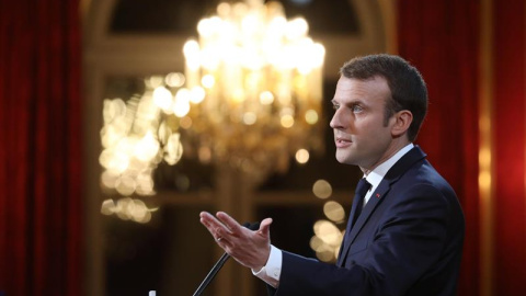 El presidente francés, Emmanuel Macron, pronuncia el discurso de felicitación de Año Nuevo en el Palacio del Eliseo, en París (Francia). EFE/Ludovic Marin