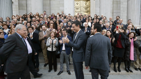 Los diputados socialistas despiden a Alfonso Guerra