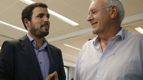 El candidato de IU a la presidencia del gobierno, Alberto Garzón, conversa con el coordinador general de IU, Cayo Lara, durante la reunión de la presidencia Federal. EFE/ Javier Lizon