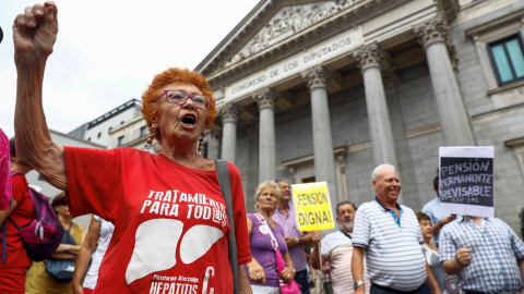 Un grupo de pensionistas ha vuelto a cortar el tráfico en las puertas del Congreso pese a que el pleno de la Cámara se encuentra reunido, acción que ha provocado el malestar de algunos de los organizadores de la protesta, que alertan de pos