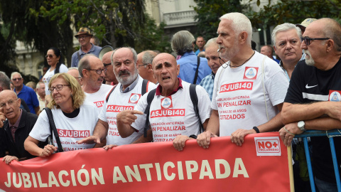 Los pensionistas vuelven a concentrarse frente al Congreso de los Diputados para exigir unas pensiones dignas, su revalorización conforme al IPC y la defensa del sistema público de pensiones. EFE/Fernando Villar