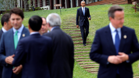 El presidente de EEUU, Barack Obama, se dirige hacia donde se encuientran los otros líderes del G-7, para posar para la foto de familia de la cumbre  en Ise Shima (Japón). REUTERS/Carlos Barria