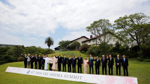 Foto de familia de los participantes en la segunda jornada de la cumbre del G-7 en  Ise-Shima (Japón). REUTERS/Carlos Barria