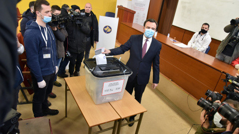 Albin Kurti , líder del partido Vetevendosje (Autodeterminación), vota durante las elecciones parlamentarias en Kosovo.