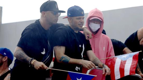 Los cantantes Wisin, Residentey Bad Bunny, participando en una marcha este jueves. / EFE