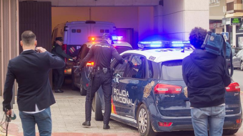 Llegada a los juzgados de Sevilla del furgón policial con el padre detenido por sustracción de menores, al no entregar a sus hijos de 9 y 10 años el pasado sábado en un punto de encuentro de Granada, y que ha pasado esta mañana a disposició